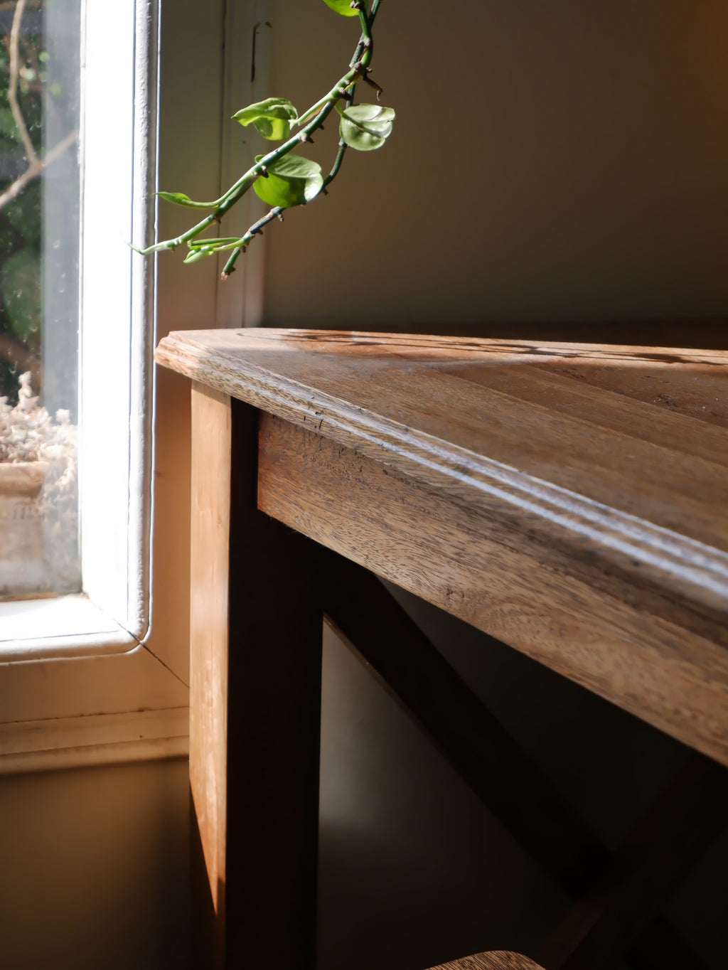 Soltra Table & Noctra Chair