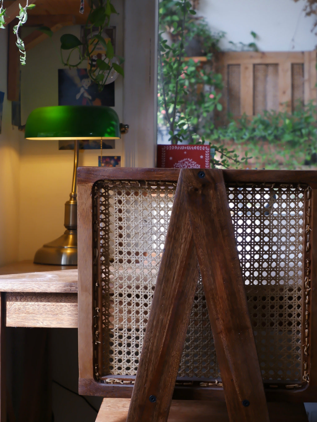 Soltra Table & Noctra Chair
