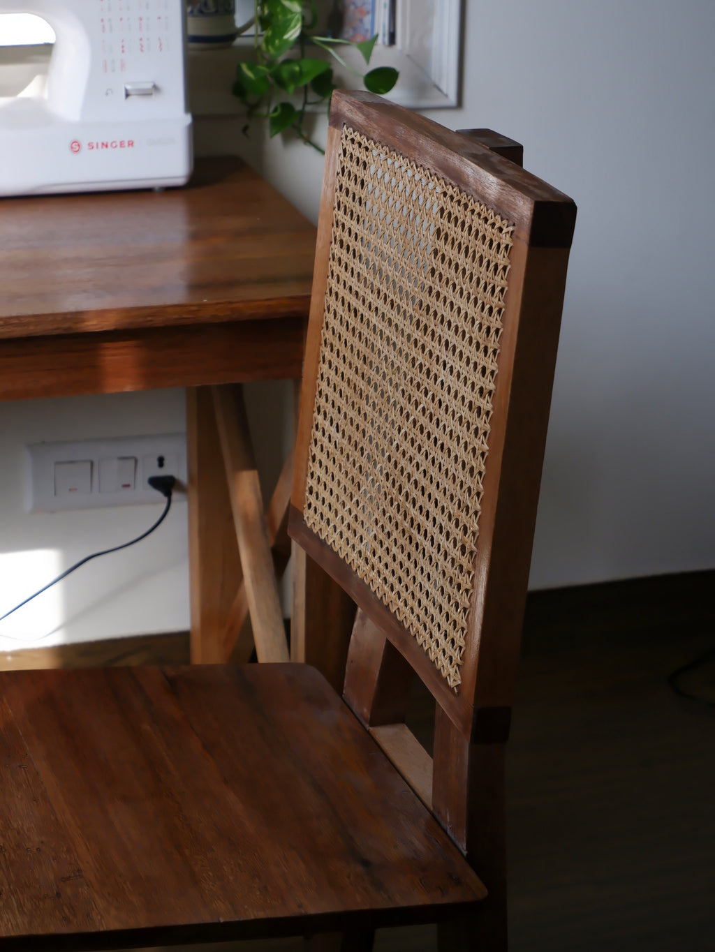 Soltra Table & Noctra Chair