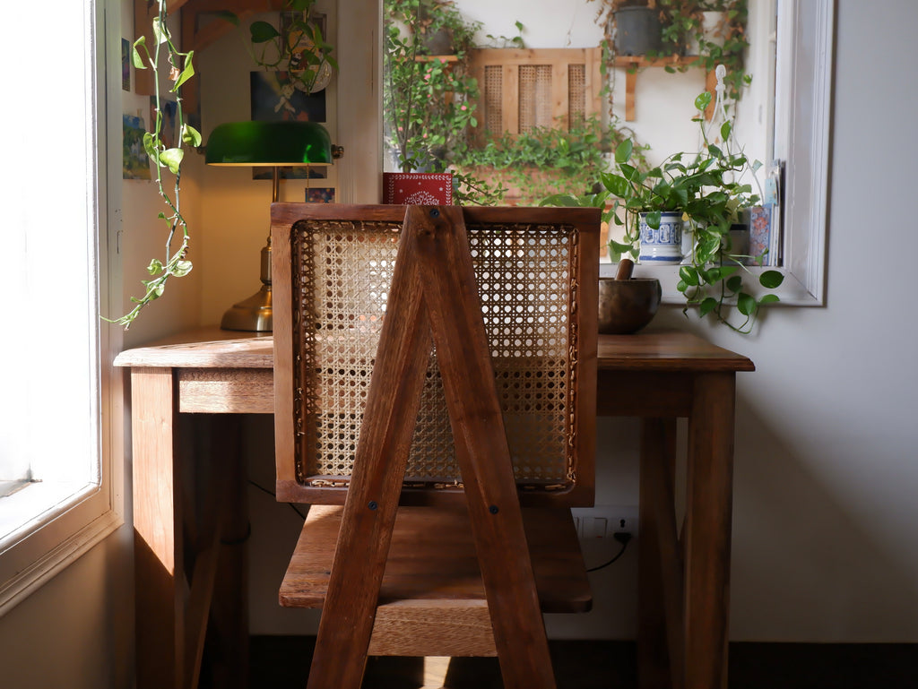 Soltra Table & Noctra Chair