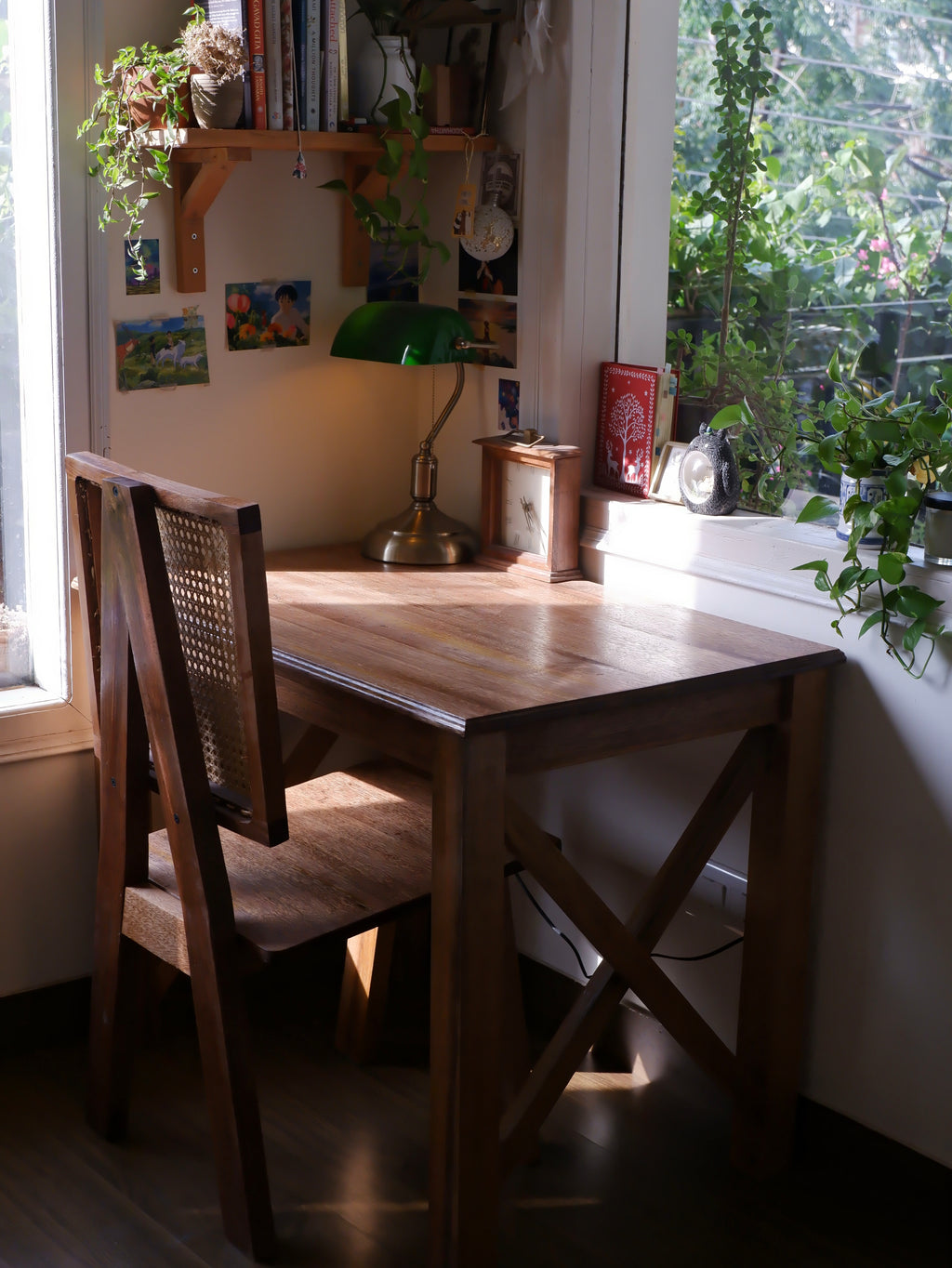 Soltra Table & Noctra Chair